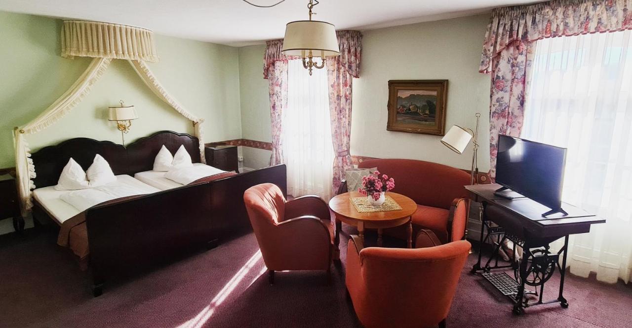 Historisches Hotel Zum Schwan 巴特卡尔斯哈芬 外观 照片