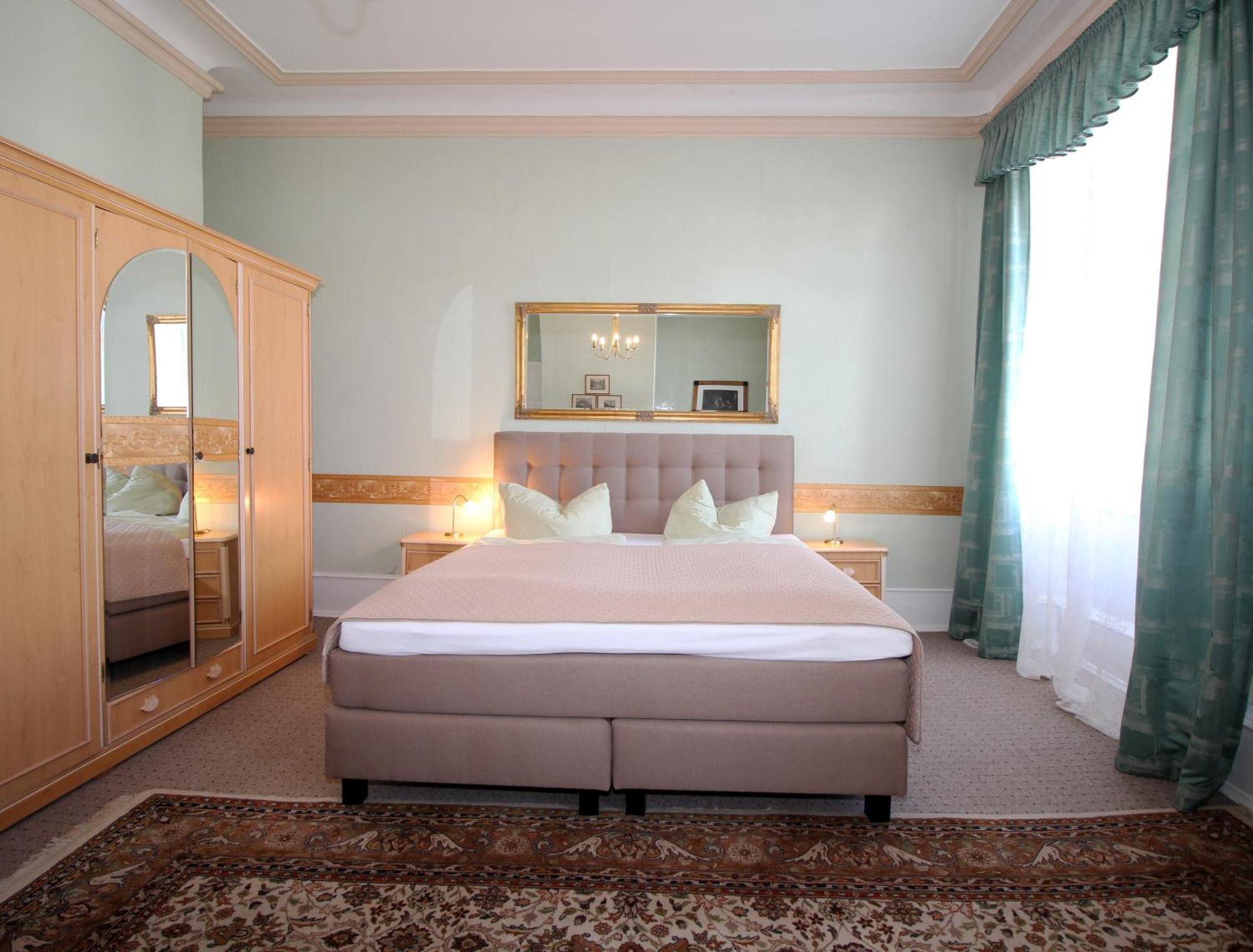 Historisches Hotel Zum Schwan 巴特卡尔斯哈芬 外观 照片